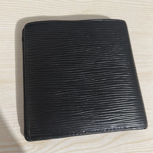 Louis Vuitton Black Epi Bifold Wallet - Picture 2 of 7
